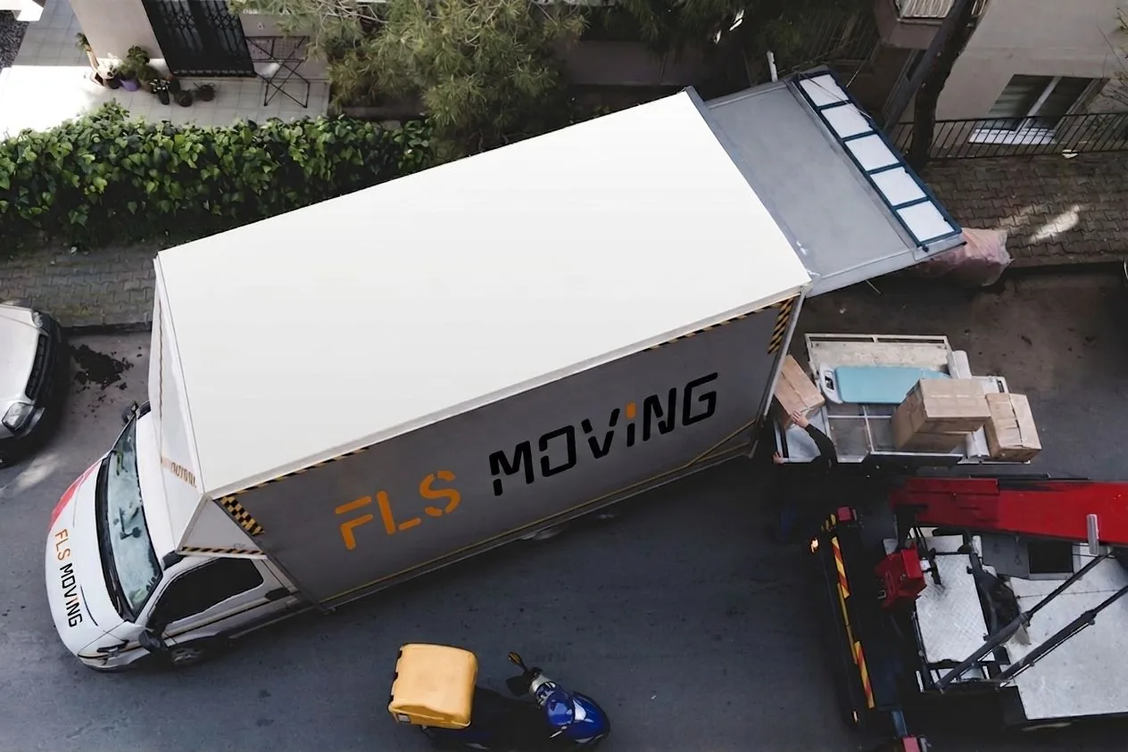 Camion FLS Moving prêt pour un trajet de déménagement international